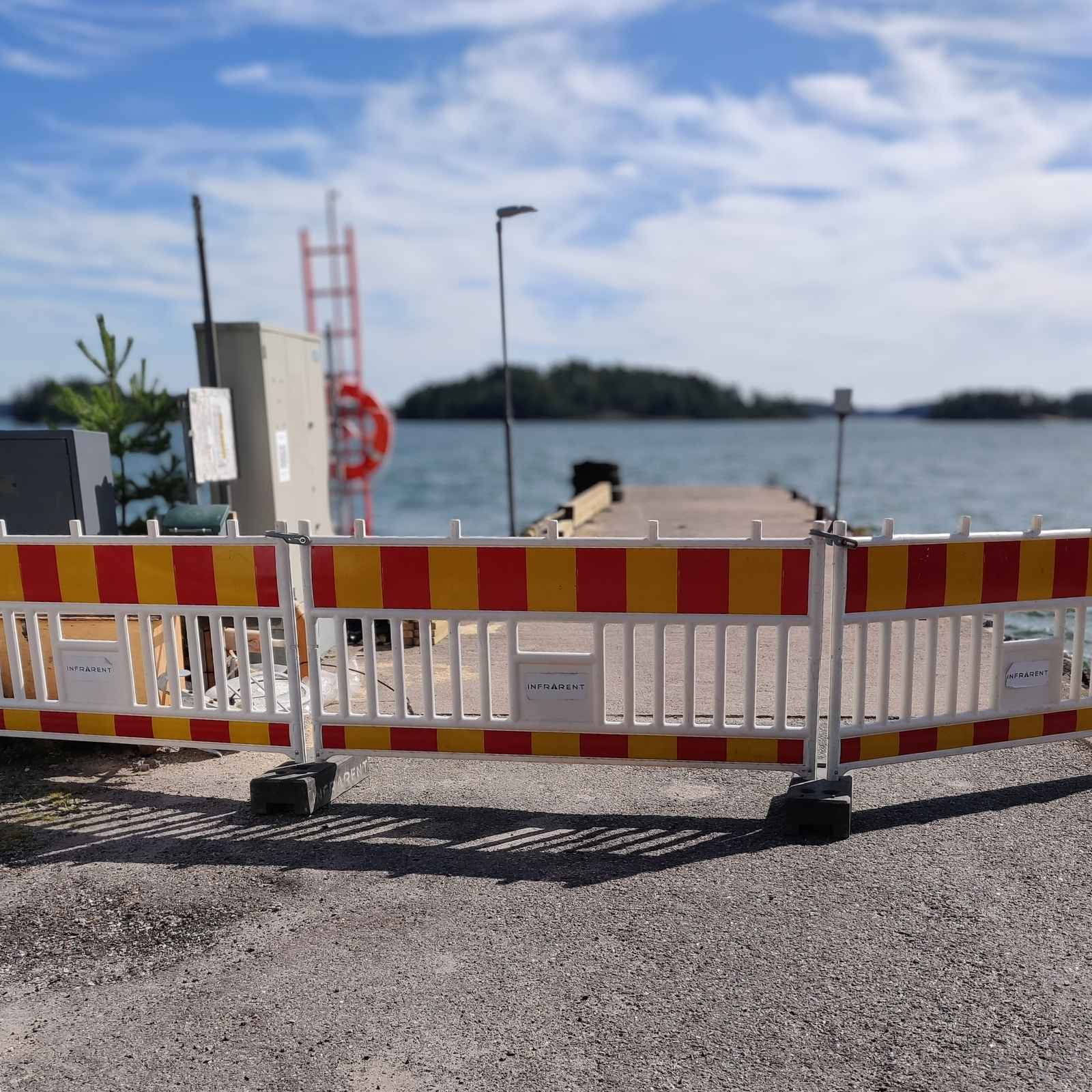 Muovinen työmaa-aita työmaa-alueella rajaamassa työskentelyaluetta.