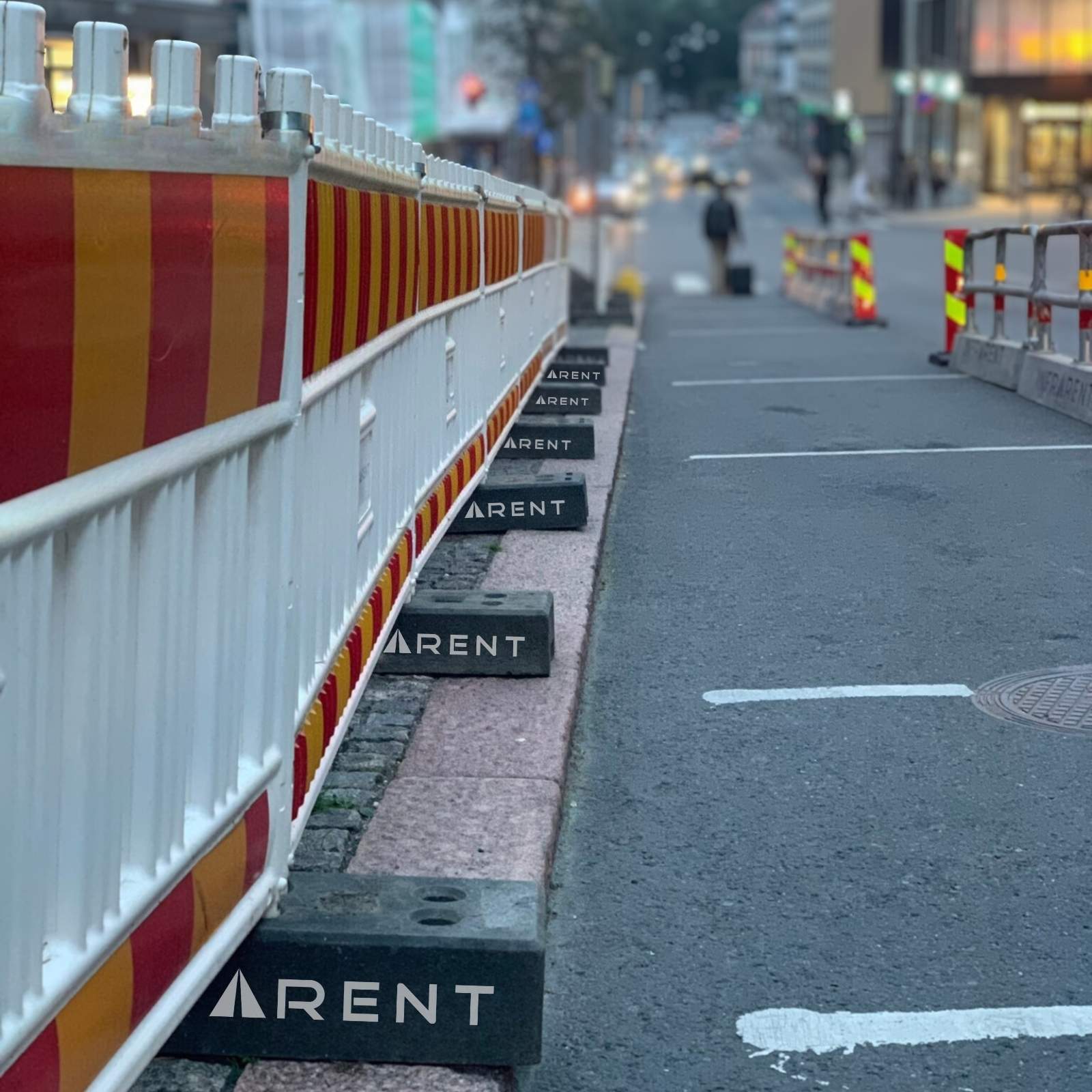 Muovinen työmaa-aita katuympäristössä ohjaamassa jalankulkua työmaa-alueella.