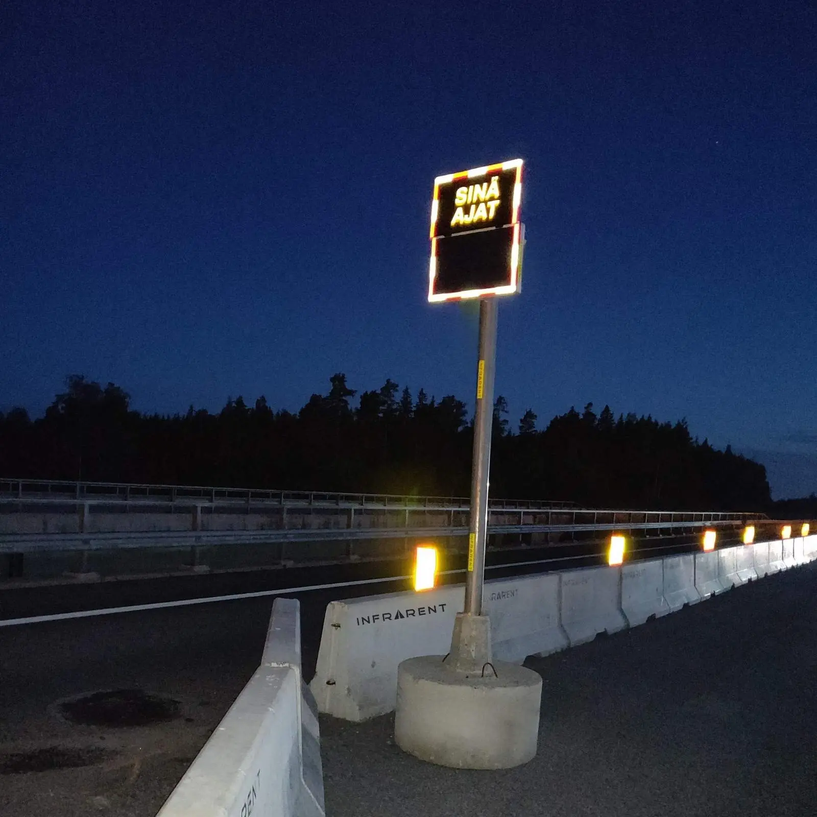 LED-nopeusnäyttö tietyömaalla kesäyössä näyttämässä viestiä ”Sinä ajat”.