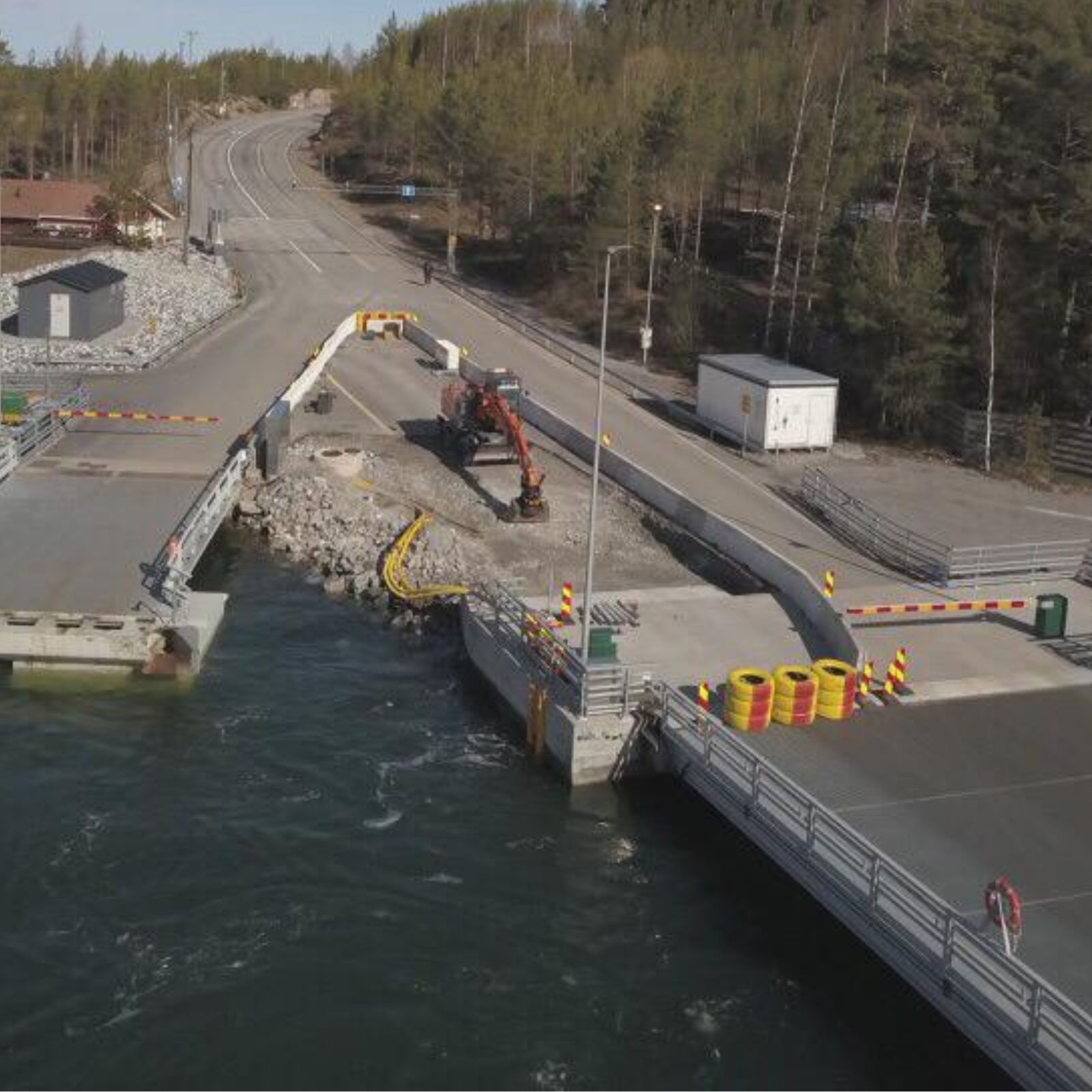 Törmäyshidaste ja rengasnippuryhmä työmaasillalla tilapäisessä liikennejärjestelyssä