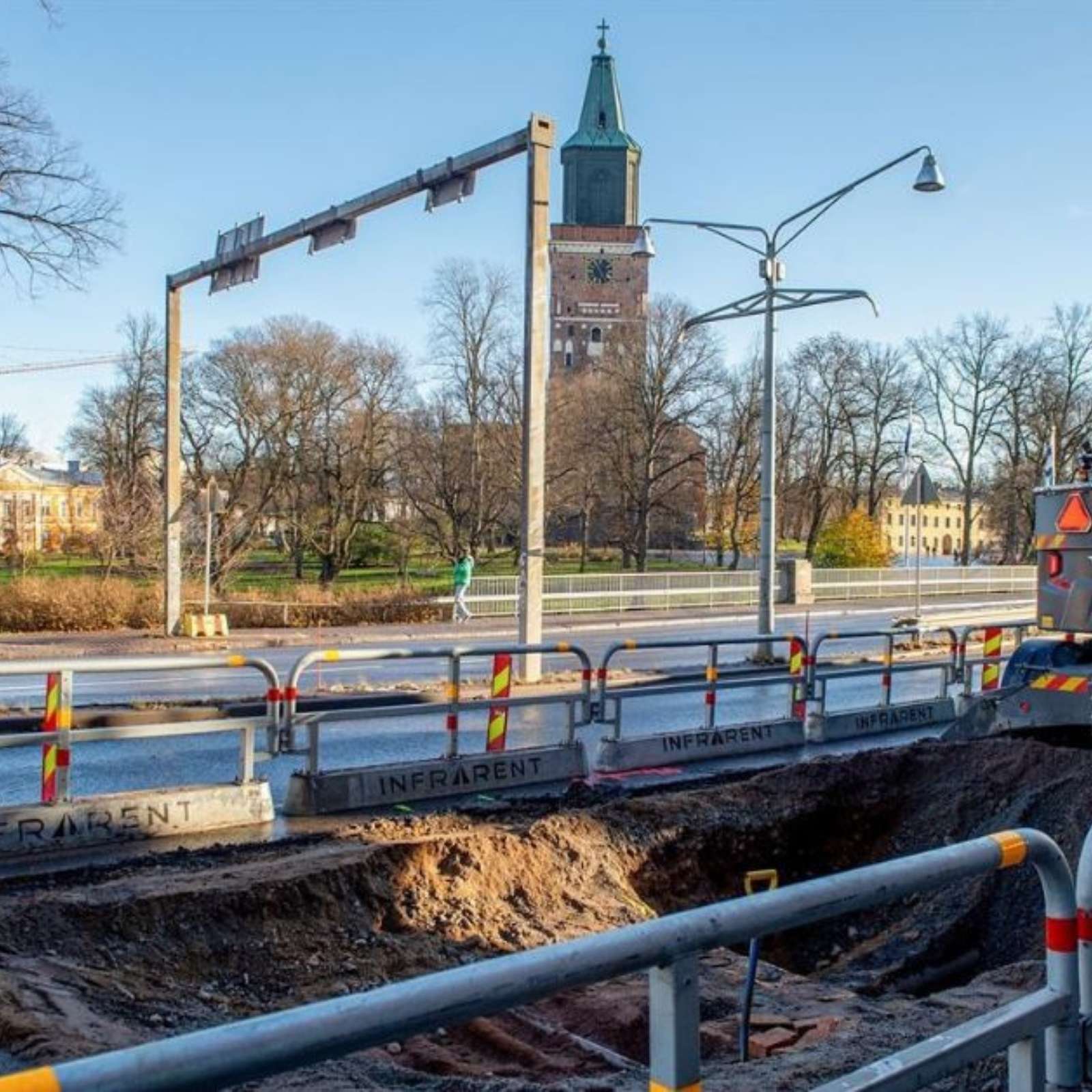 Raskassuoja 450 kg työmaalla ajoneuvoliikenteen ja työalueen suojauksessa