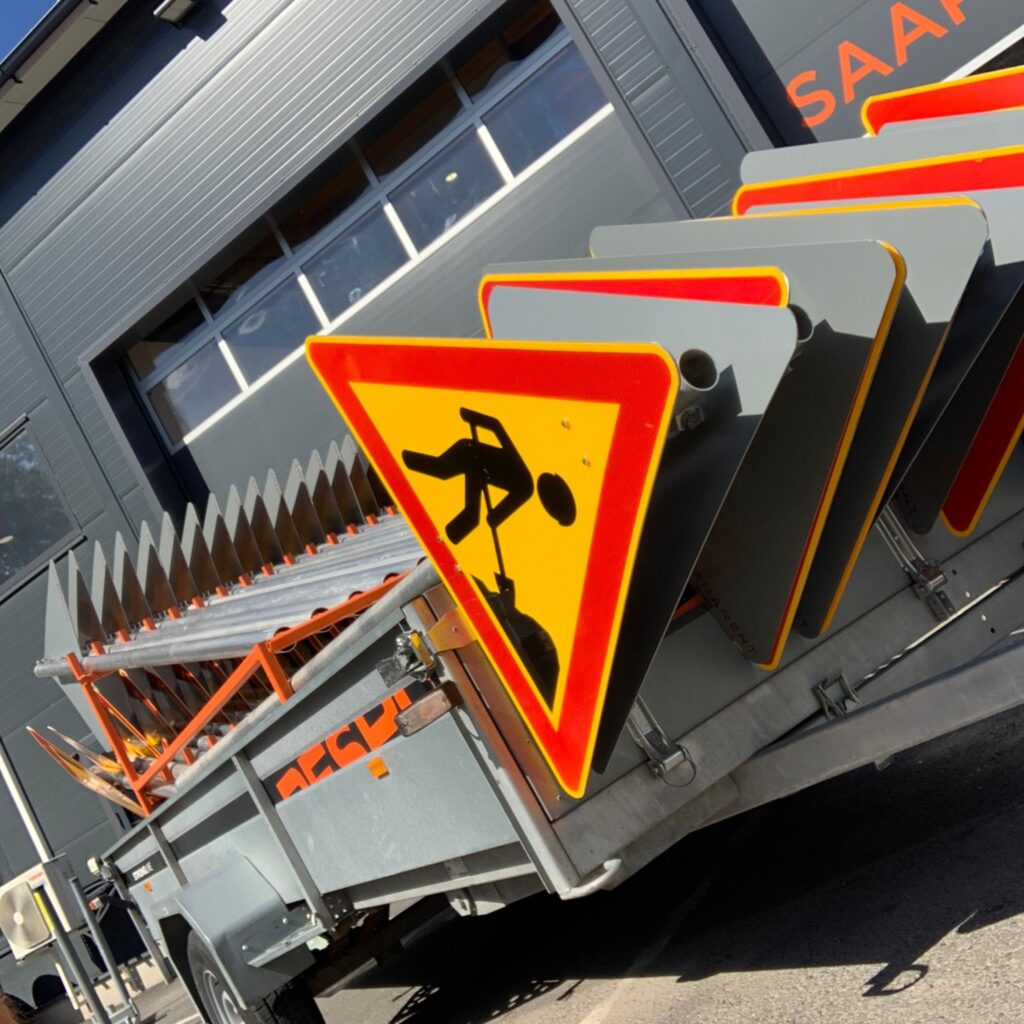 Työmaan liikennemerkit ja varoituslaitteet on helppo päivittää ja vaihtaa vuokraamalla, jos järjestelyt muuttuvat kesken projektin.