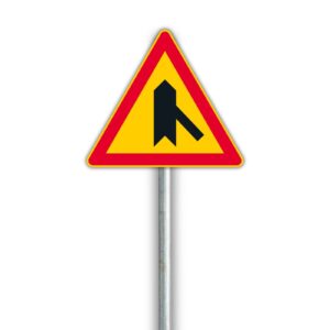 A22.4 Sivutien risteys – varoitusmerkki