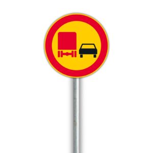 C29 Ohituskielto päättyy -liikennemerkki. Vuokrattavissa työmaille ja tilapäisiin liikennejärjestelyihin Infrarent Oy:ltä.