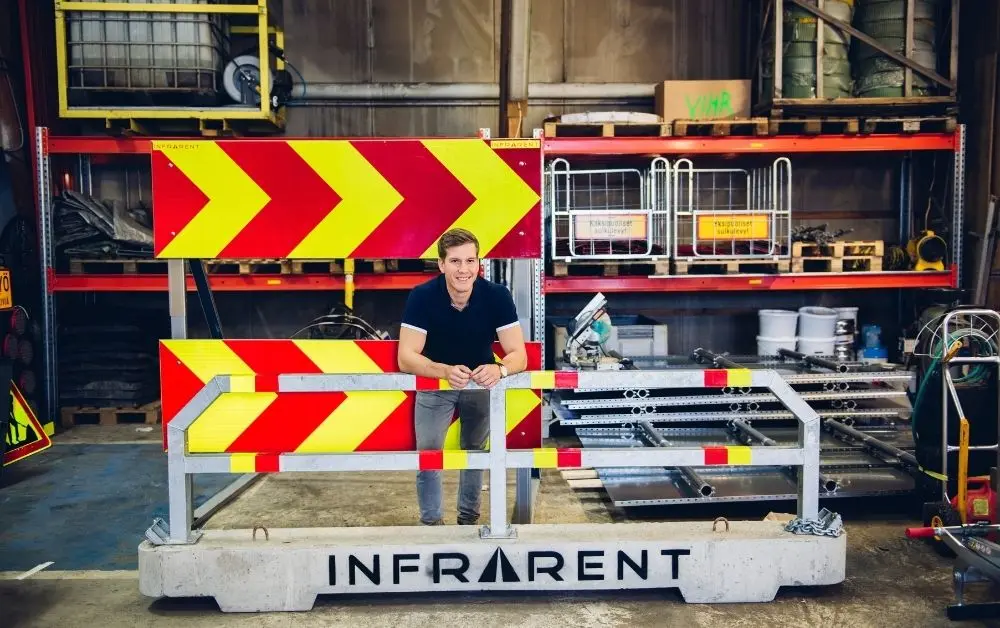 Johannes Kinnari Infrarentin toimitusjohtaja työmaan liikennejärjestelykaluston edessä