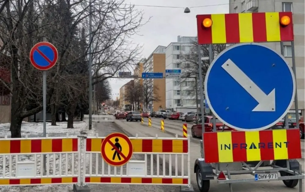 Liikennemerkit, muoviaidat sekä hinattava nuolivaunu työmaan liikenneturvallisuudessa.