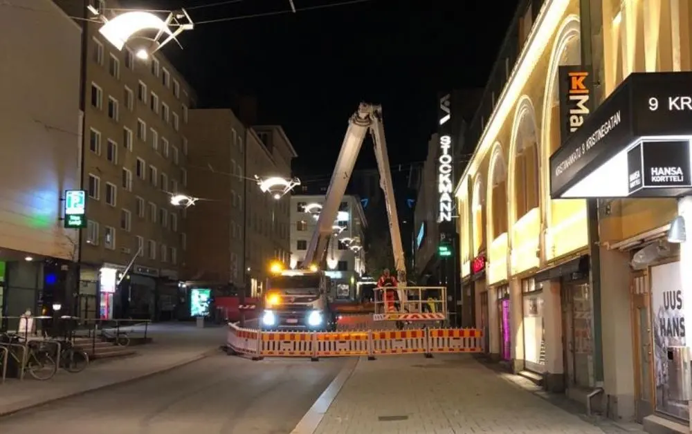 Nostolava-auto Jalo & Jalo työskentelee kaupunkikohteessa, jossa Infrarent vastaa liikennejärjestelyistä ja liikenteenohjauksesta